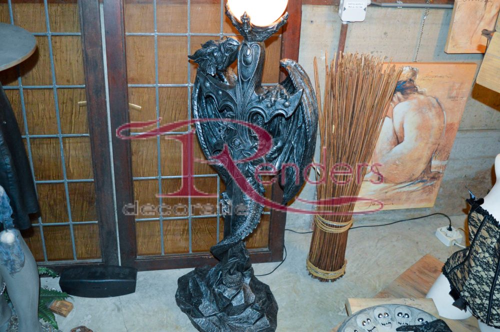 Beeld draak met lamp