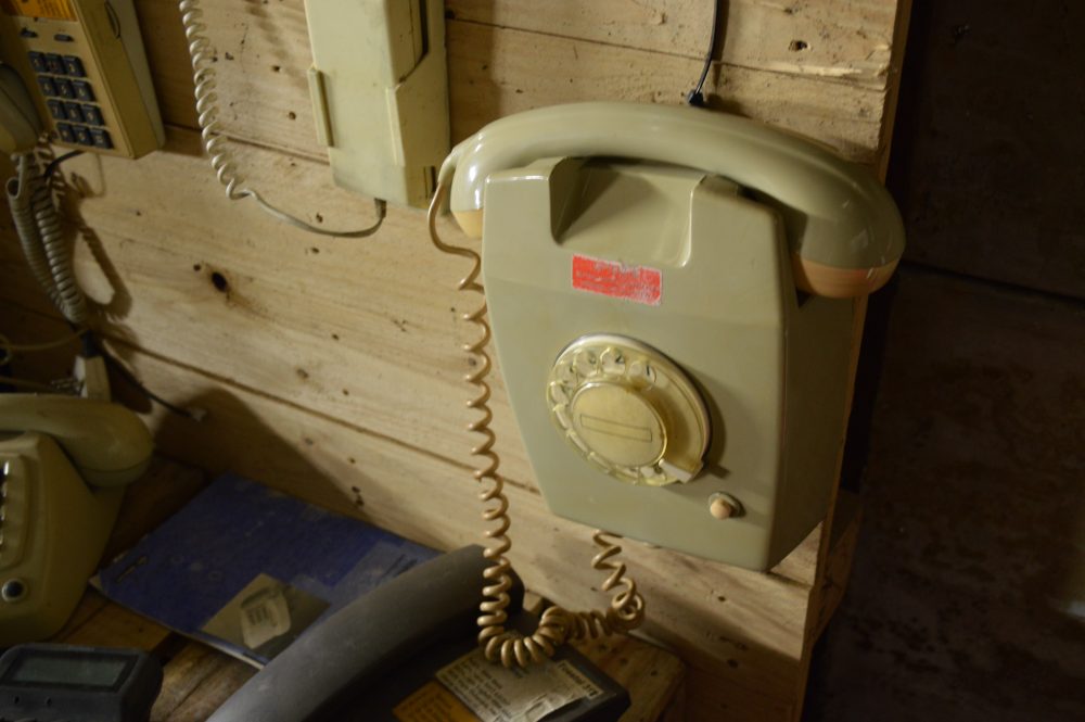 Authentieke Hangende Telefoon  met draaischijf
