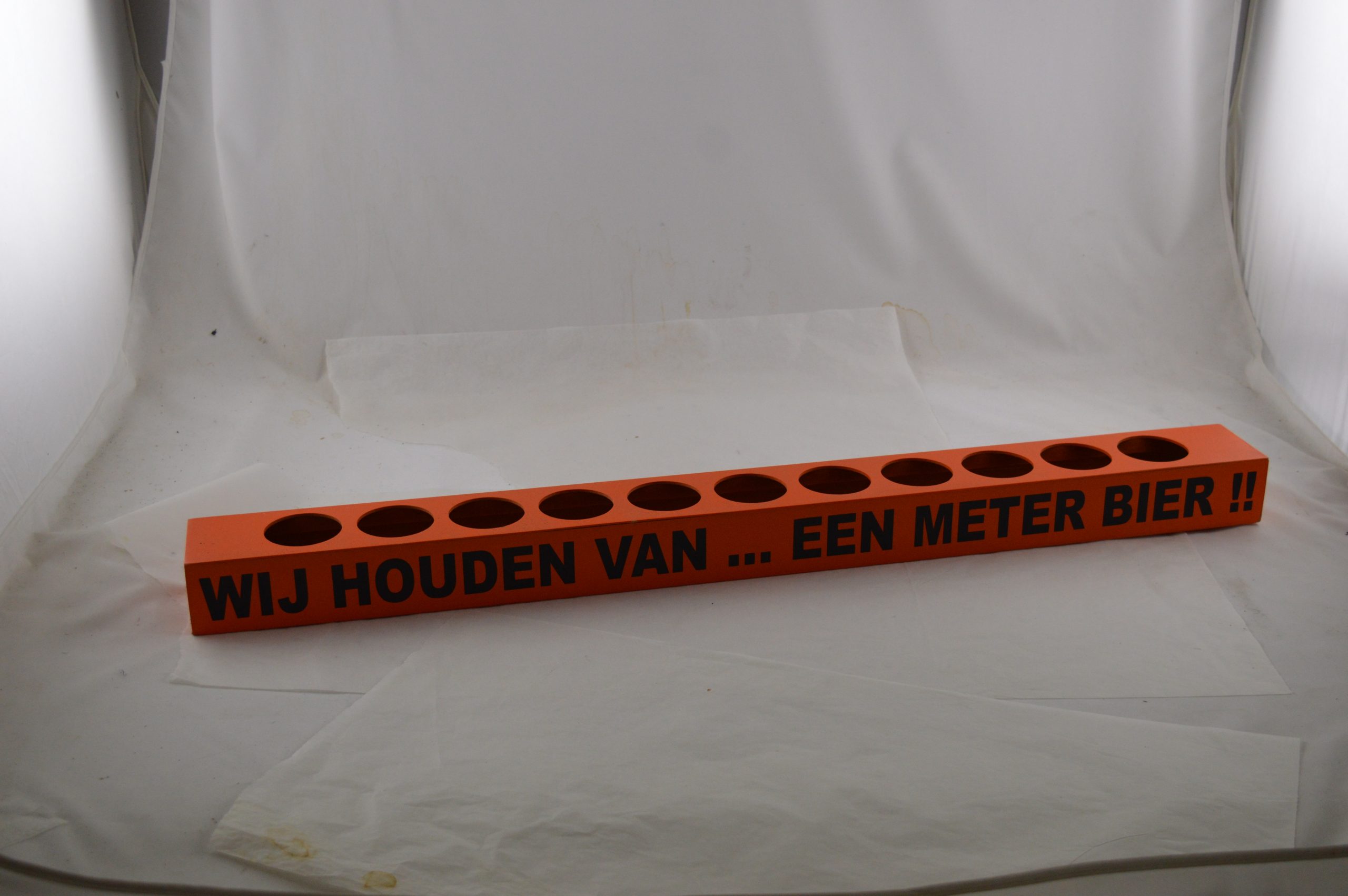 Oranje Meter Bier / Deze 11 slepen ons er doorheen. / Daar moet op gedronken worden.
