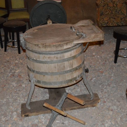 Antieken houten wasmachine met handmatig roerwerk
